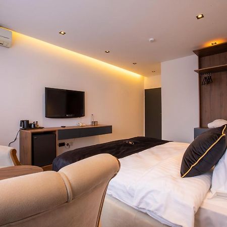 Plaza Boutique Hotel Pristina Eksteriør billede